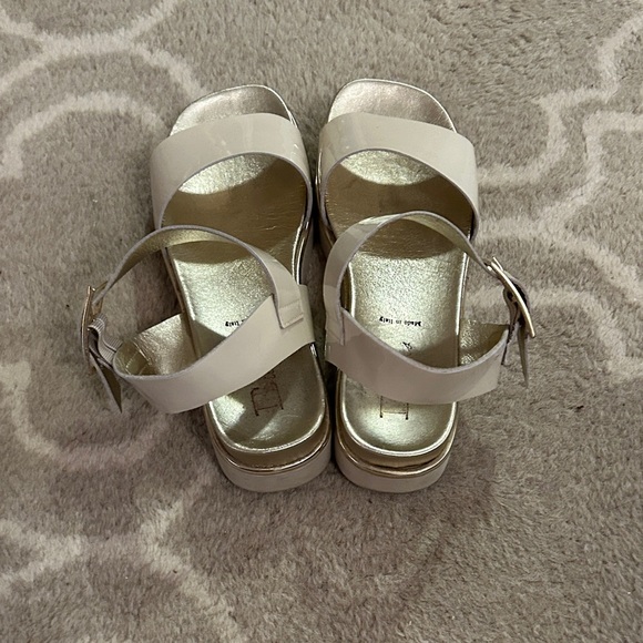 Stylish Cream Patent Browns Sandals, size 37/7 - Picture 4 of 7